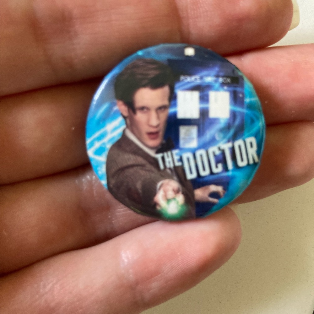 Hot Topic Doctor Who Button - Picture 2 of 2